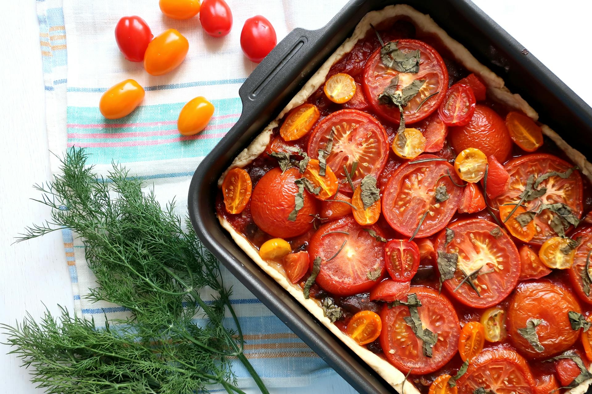 La tarte à la tomate classique qui ensoleille la table