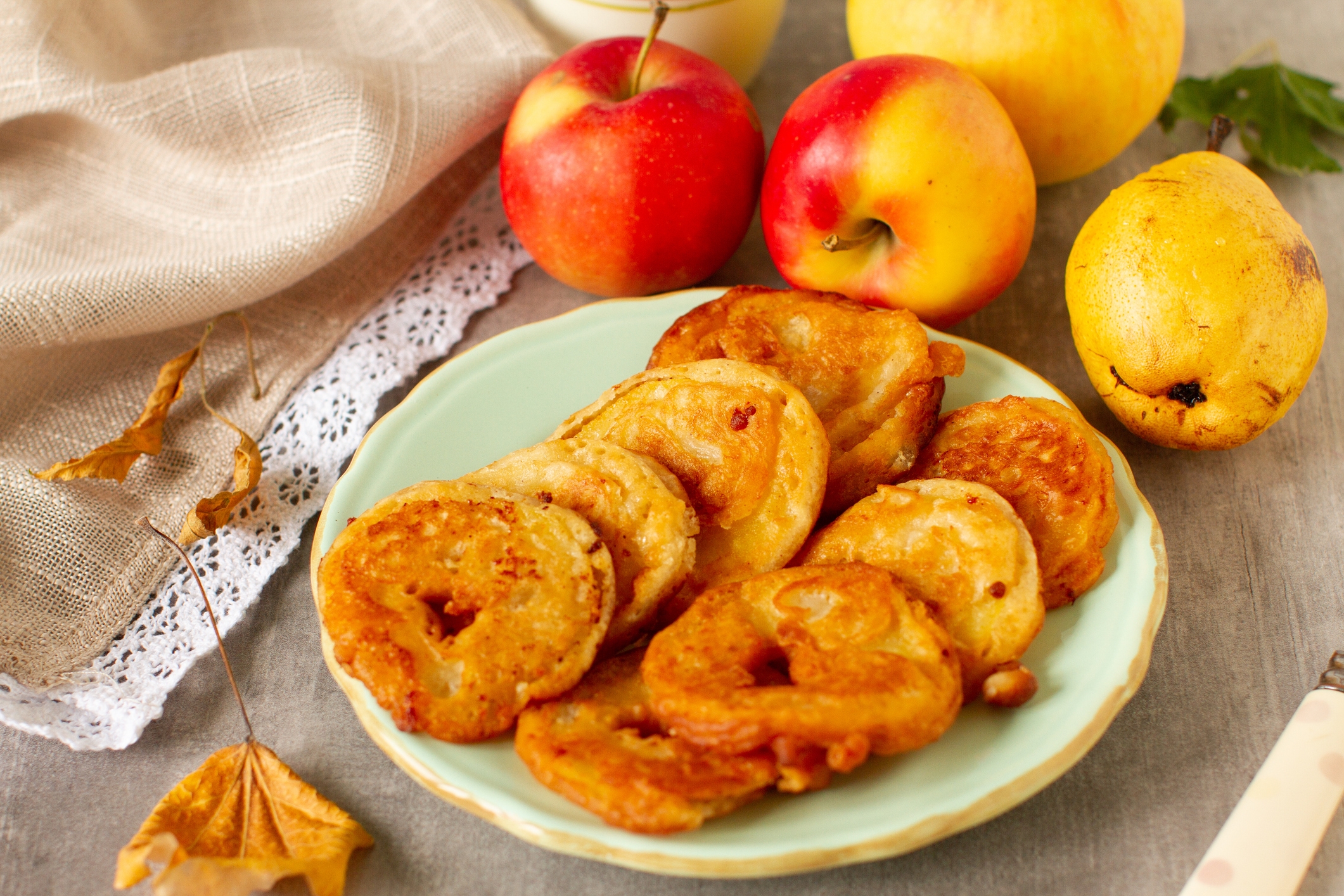 Les étapes pour des beignets moelleux aux pommes, parfum cannelle