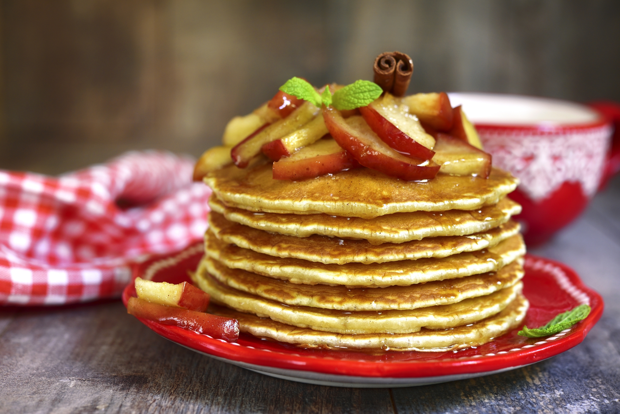 La magie de la rapidité : étapes clés pour des pancakes moelleux aux pommes râpées
