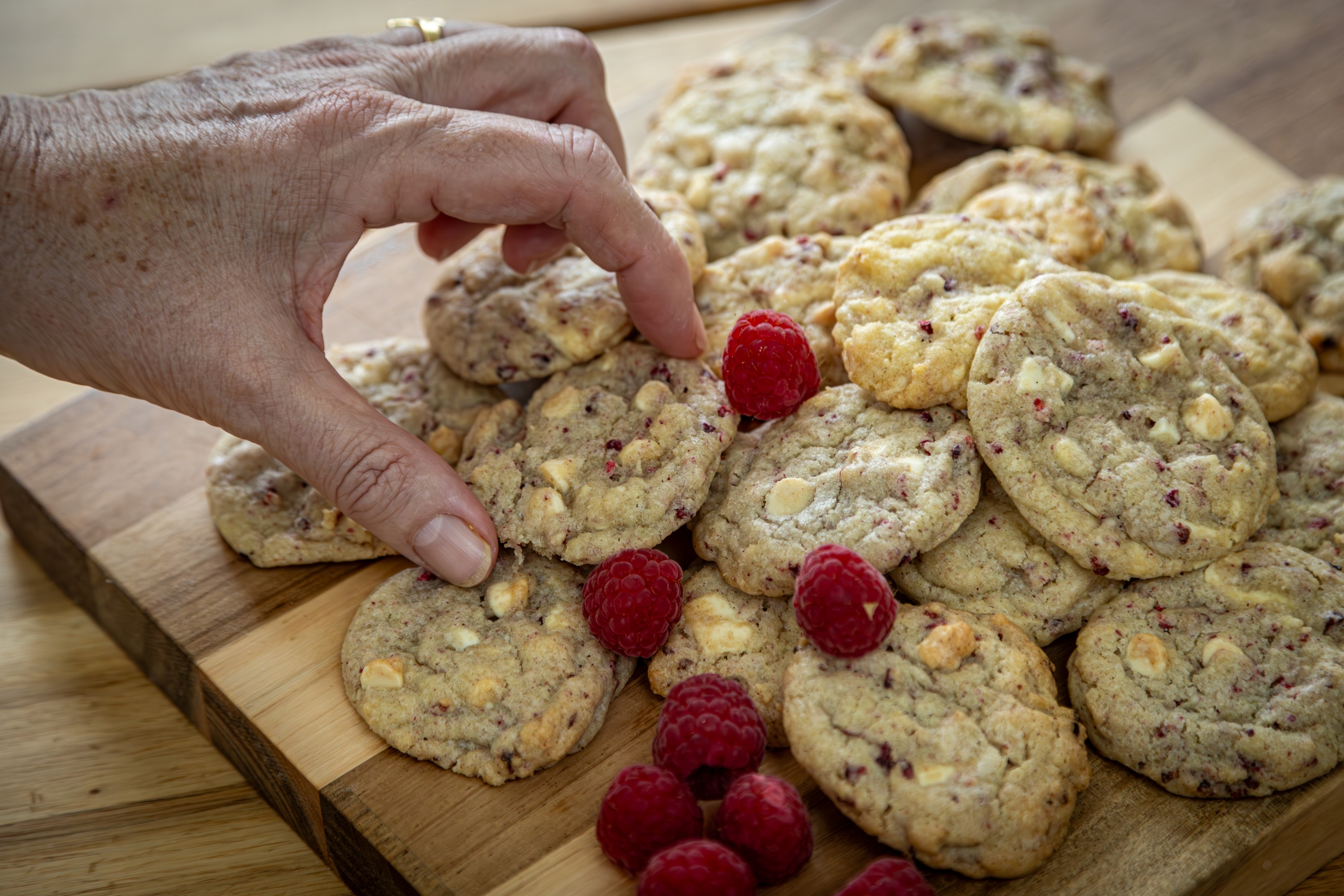 La recette simplissime des cookies framboises et chocolat blanc