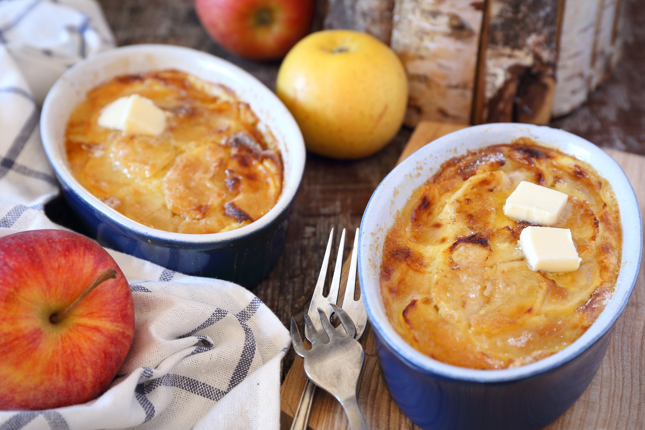Réaliser un pudding moelleux de pain rassis et pommes caramélisées