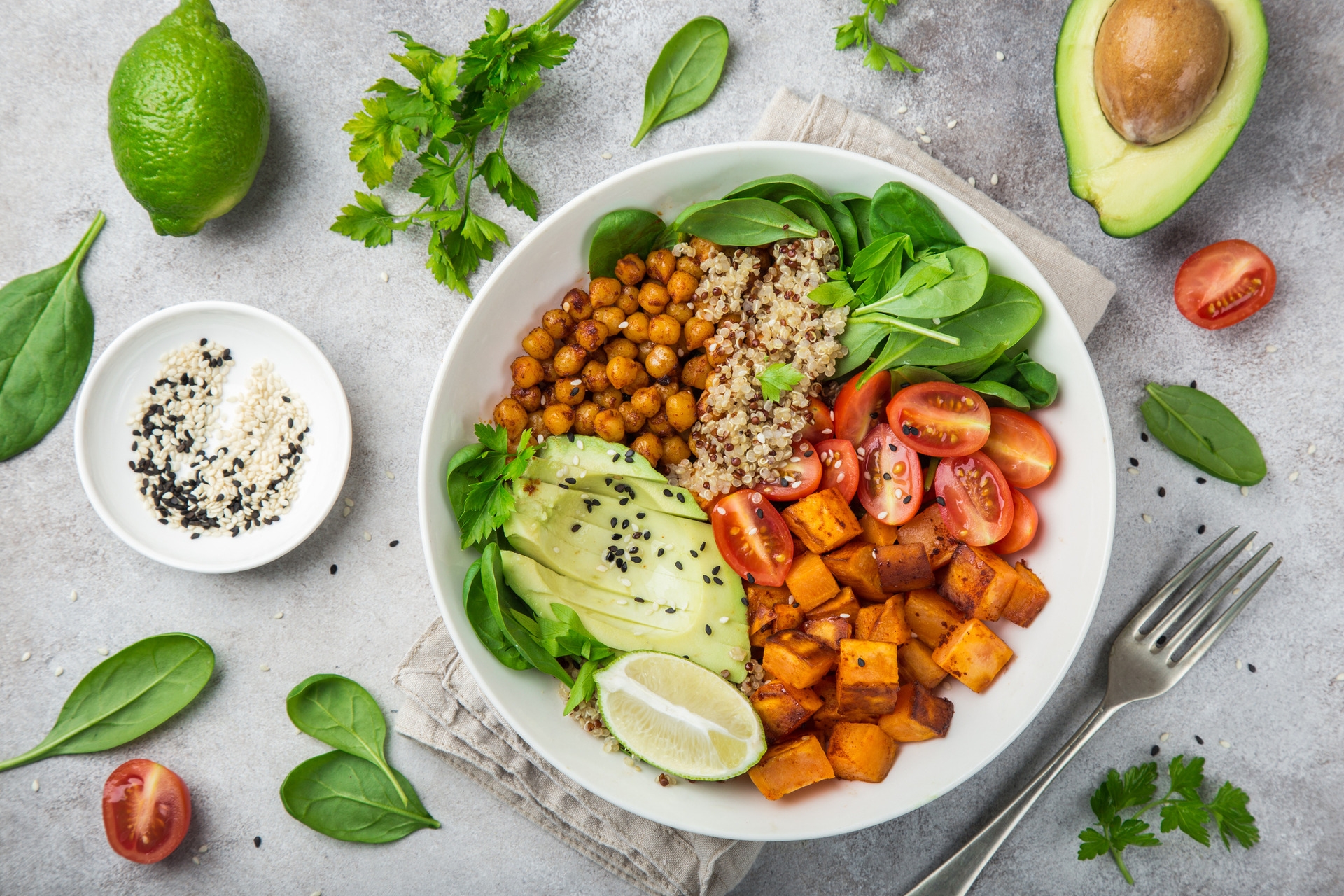 Salade gourmande au quinoa, pois chiches et légumes croquants